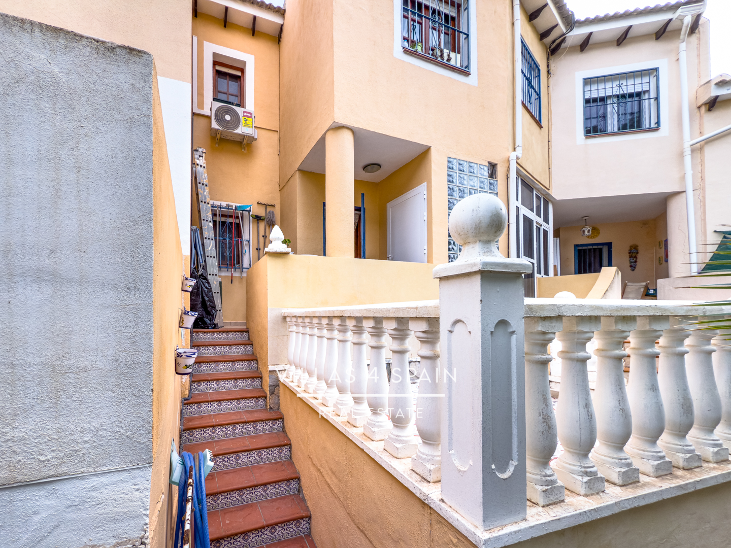 Resale - Copy: 2 Bed 2 Bath townhouse  with a front garden and Lake View in Ciudad Quesada Lo Pepin - avenida de españa - Alicante