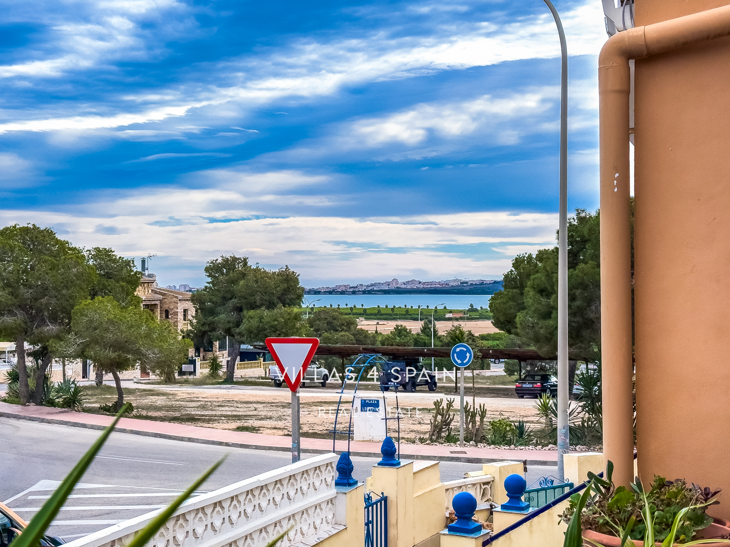 Resale - Copy: 2 Bed 2 Bath townhouse  with a front garden and Lake View in Ciudad Quesada Lo Pepin - avenida de españa - Alicante