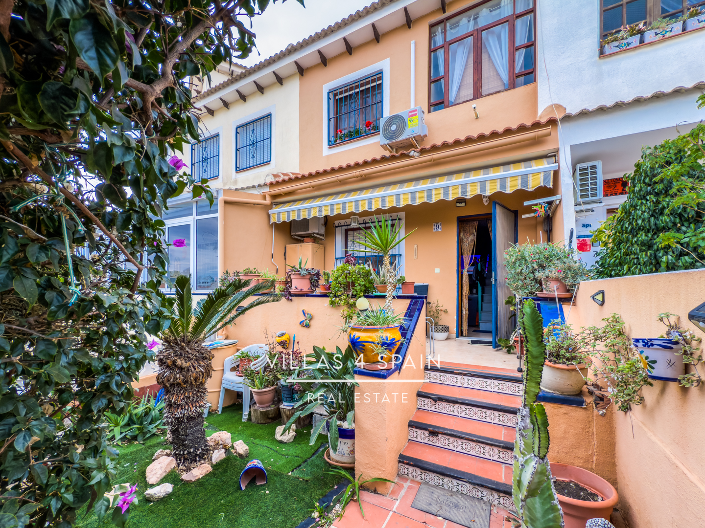 Resale - Copy: 2 Bed 2 Bath townhouse  with a front garden and Lake View in Ciudad Quesada Lo Pepin - avenida de españa - Alicante