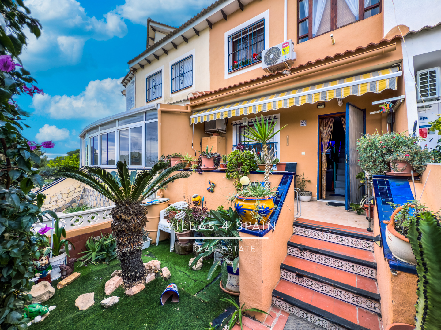 Copy: 2 Bed 2 Bath townhouse  with a front garden and Lake View in Ciudad Quesada Lo Pepin