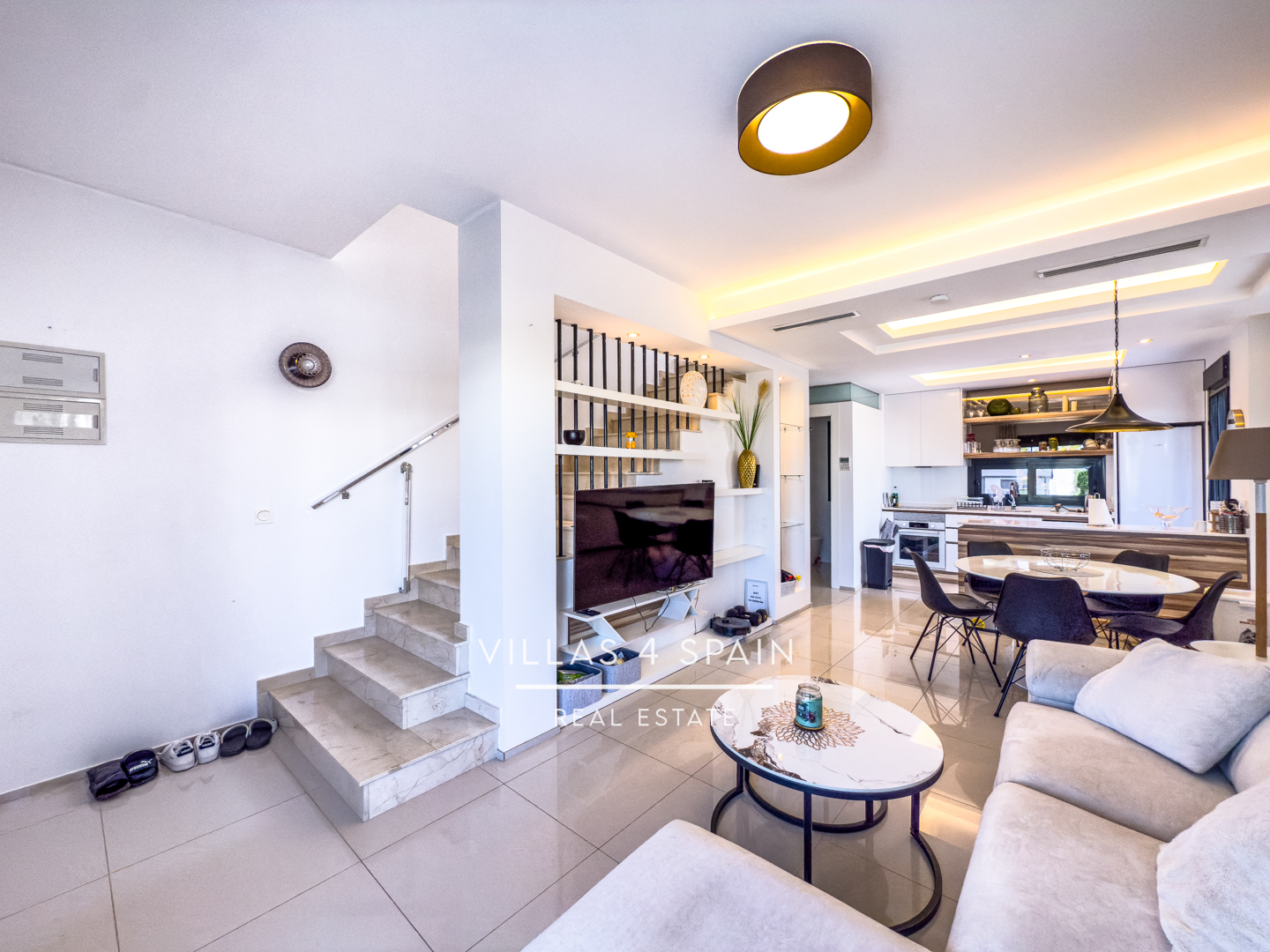 Resale - Copy: 3 Bedroom 3 Bathroom Corner Plot with Community Pool in Ciudad Quesada - Av. del Salvador - Alicante