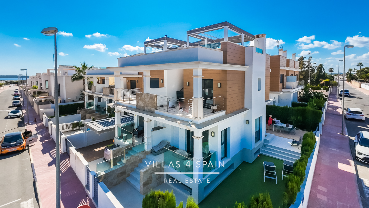 Resale - Copy: 3 Bedroom 3 Bathroom Corner Plot with Community Pool in Ciudad Quesada - Av. del Salvador - Alicante