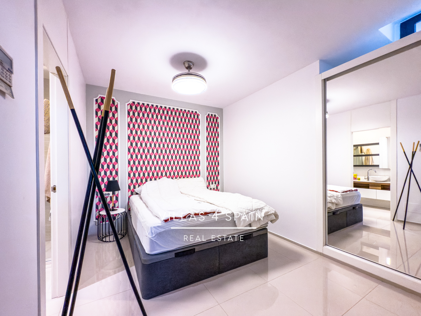 Resale - Copy: 3 Bedroom 3 Bathroom Corner Plot with Community Pool in Ciudad Quesada - Av. del Salvador - Alicante