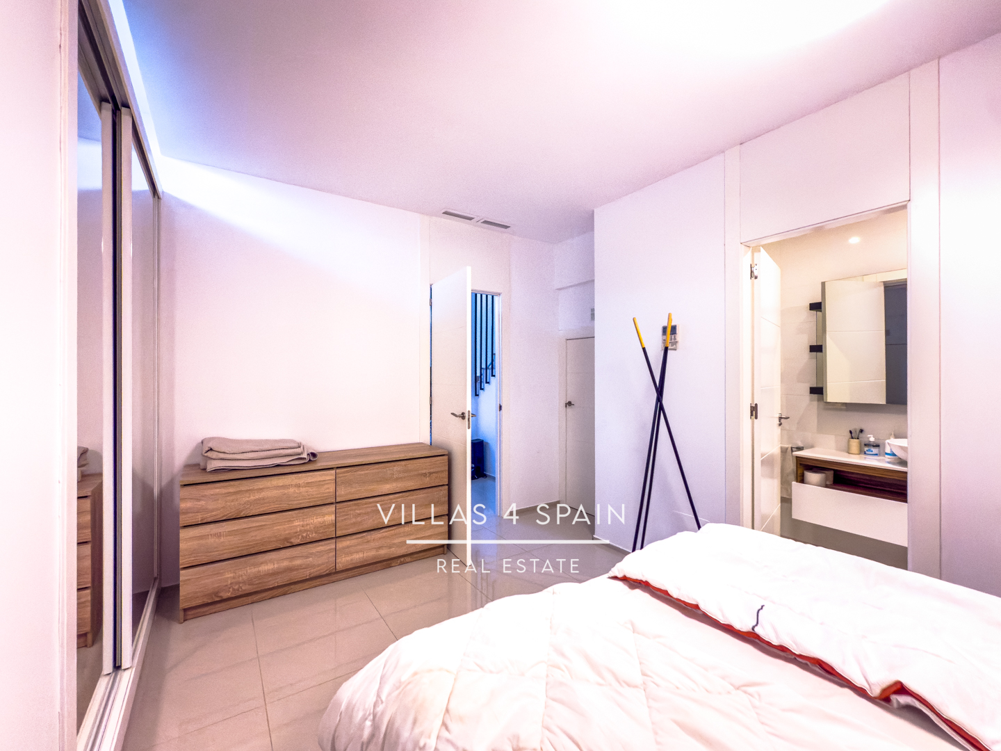 Resale - Copy: 3 Bedroom 3 Bathroom Corner Plot with Community Pool in Ciudad Quesada - Av. del Salvador - Alicante