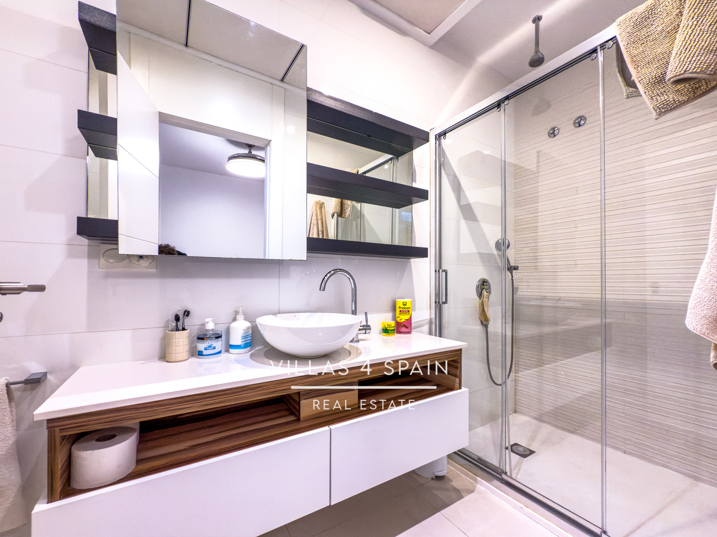 Resale - Copy: 3 Bedroom 3 Bathroom Corner Plot with Community Pool in Ciudad Quesada - Av. del Salvador - Alicante