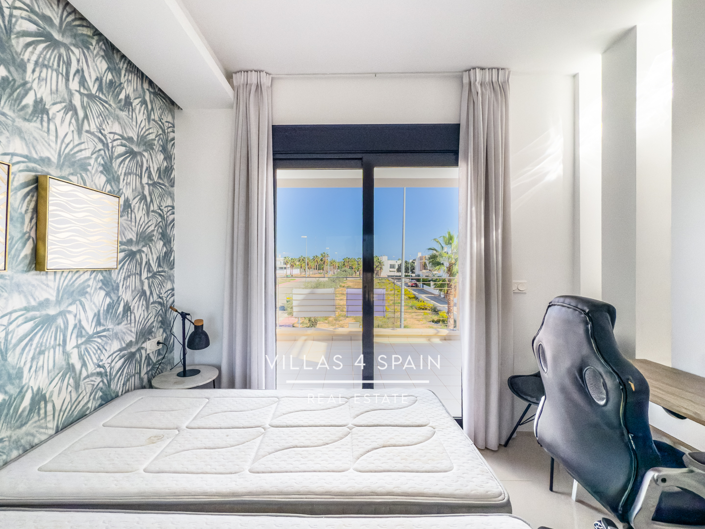 Resale - Copy: 3 Bedroom 3 Bathroom Corner Plot with Community Pool in Ciudad Quesada - Av. del Salvador - Alicante