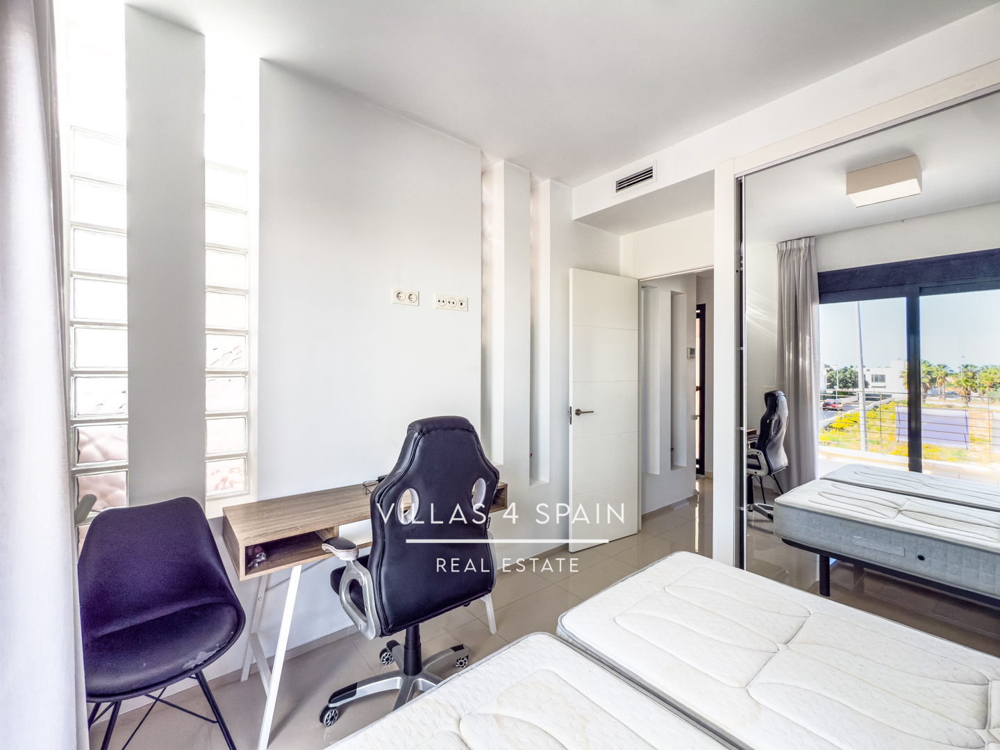 Resale - Copy: 3 Bedroom 3 Bathroom Corner Plot with Community Pool in Ciudad Quesada - Av. del Salvador - Alicante