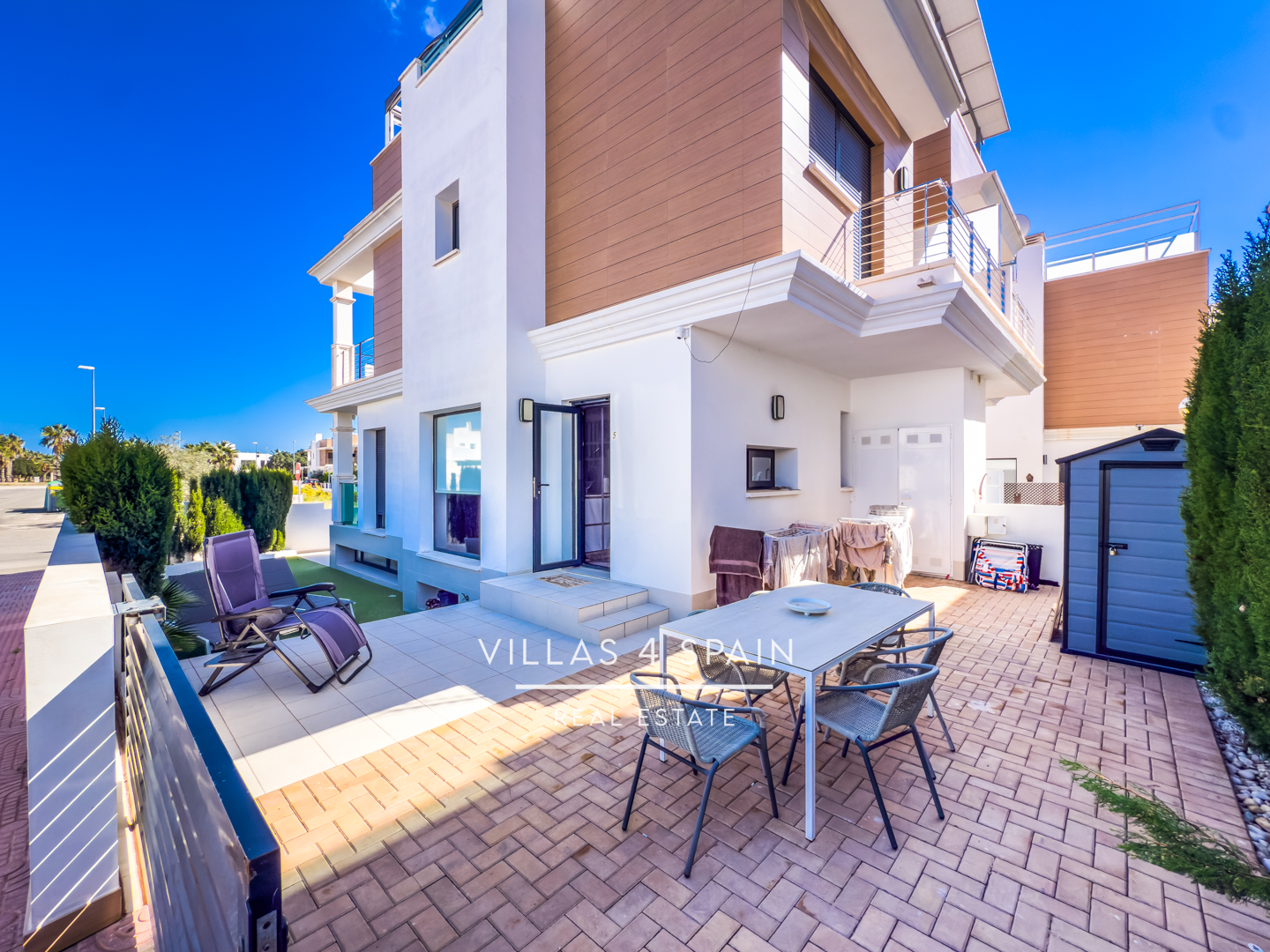 Resale - Copy: 3 Bedroom 3 Bathroom Corner Plot with Community Pool in Ciudad Quesada - Av. del Salvador - Alicante