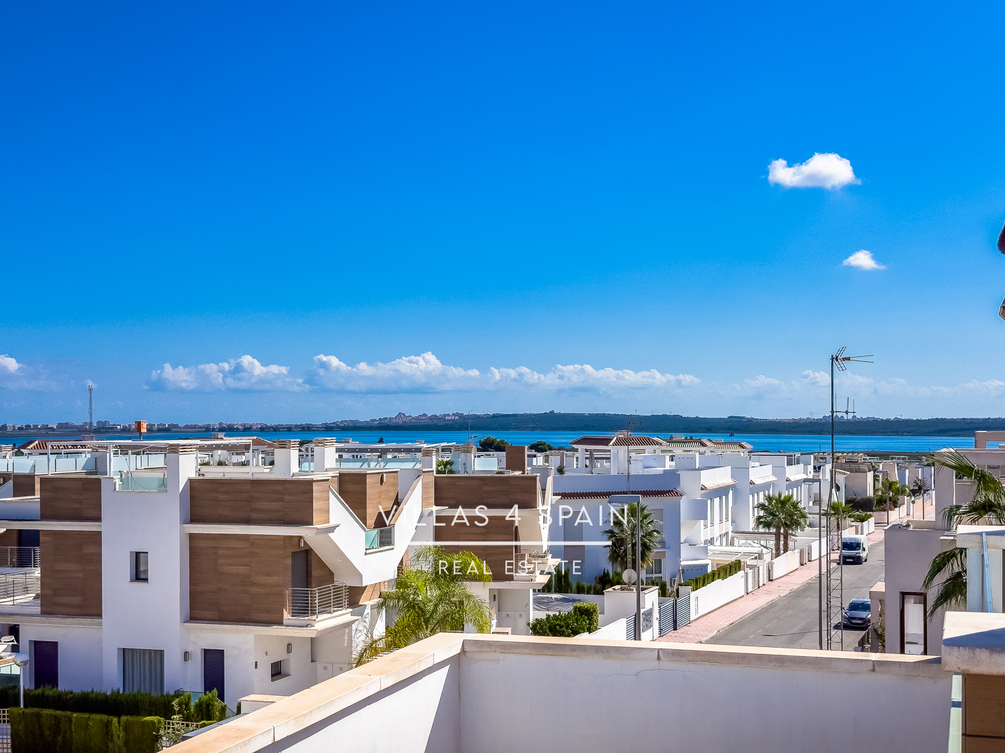 Resale - Copy: 3 Bedroom 3 Bathroom Corner Plot with Community Pool in Ciudad Quesada - Av. del Salvador - Alicante