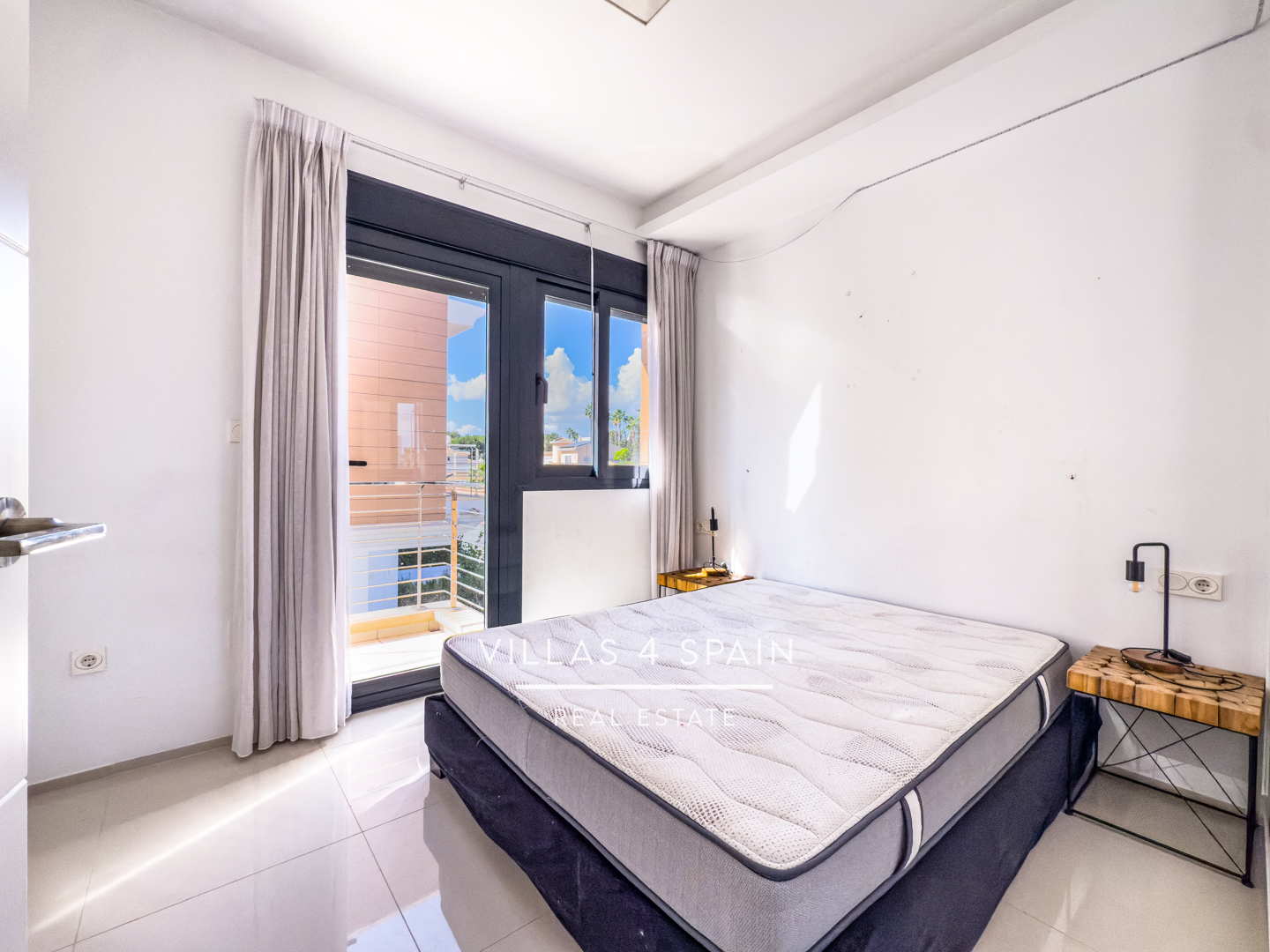 Resale - Copy: 3 Bedroom 3 Bathroom Corner Plot with Community Pool in Ciudad Quesada - Av. del Salvador - Alicante