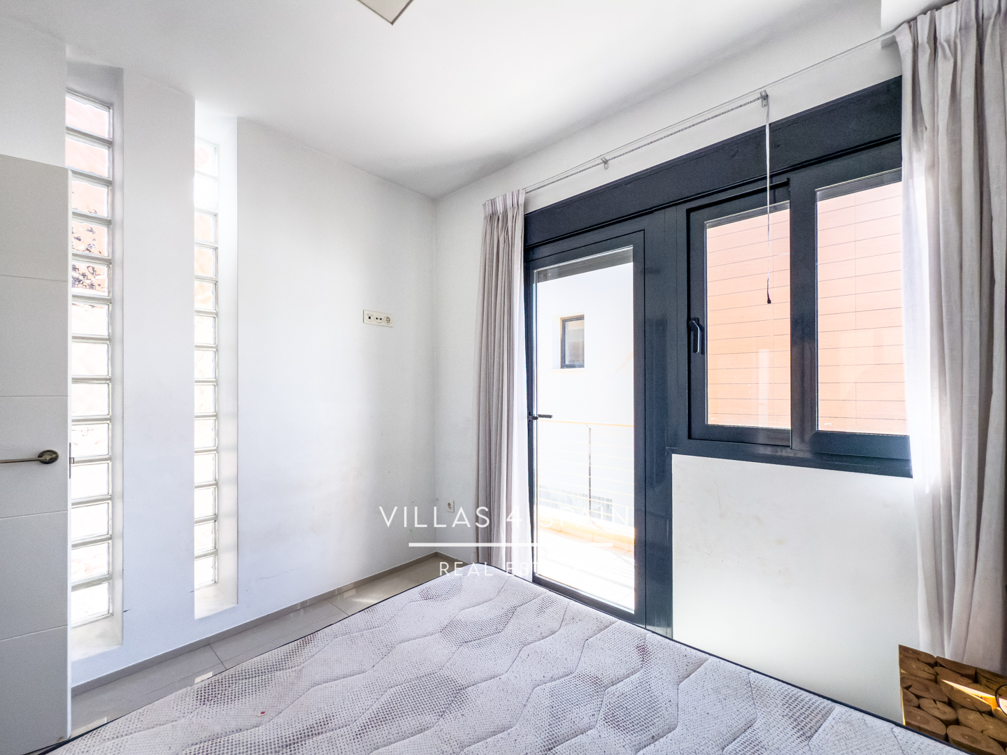 Resale - Copy: 3 Bedroom 3 Bathroom Corner Plot with Community Pool in Ciudad Quesada - Av. del Salvador - Alicante