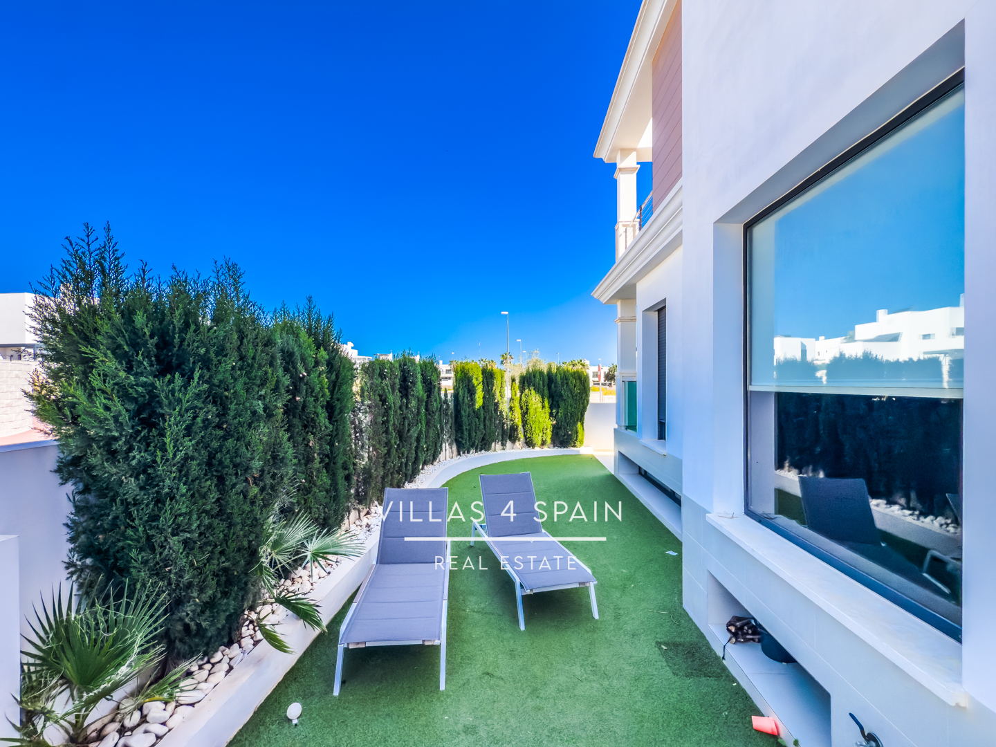 Resale - Copy: 3 Bedroom 3 Bathroom Corner Plot with Community Pool in Ciudad Quesada - Av. del Salvador - Alicante