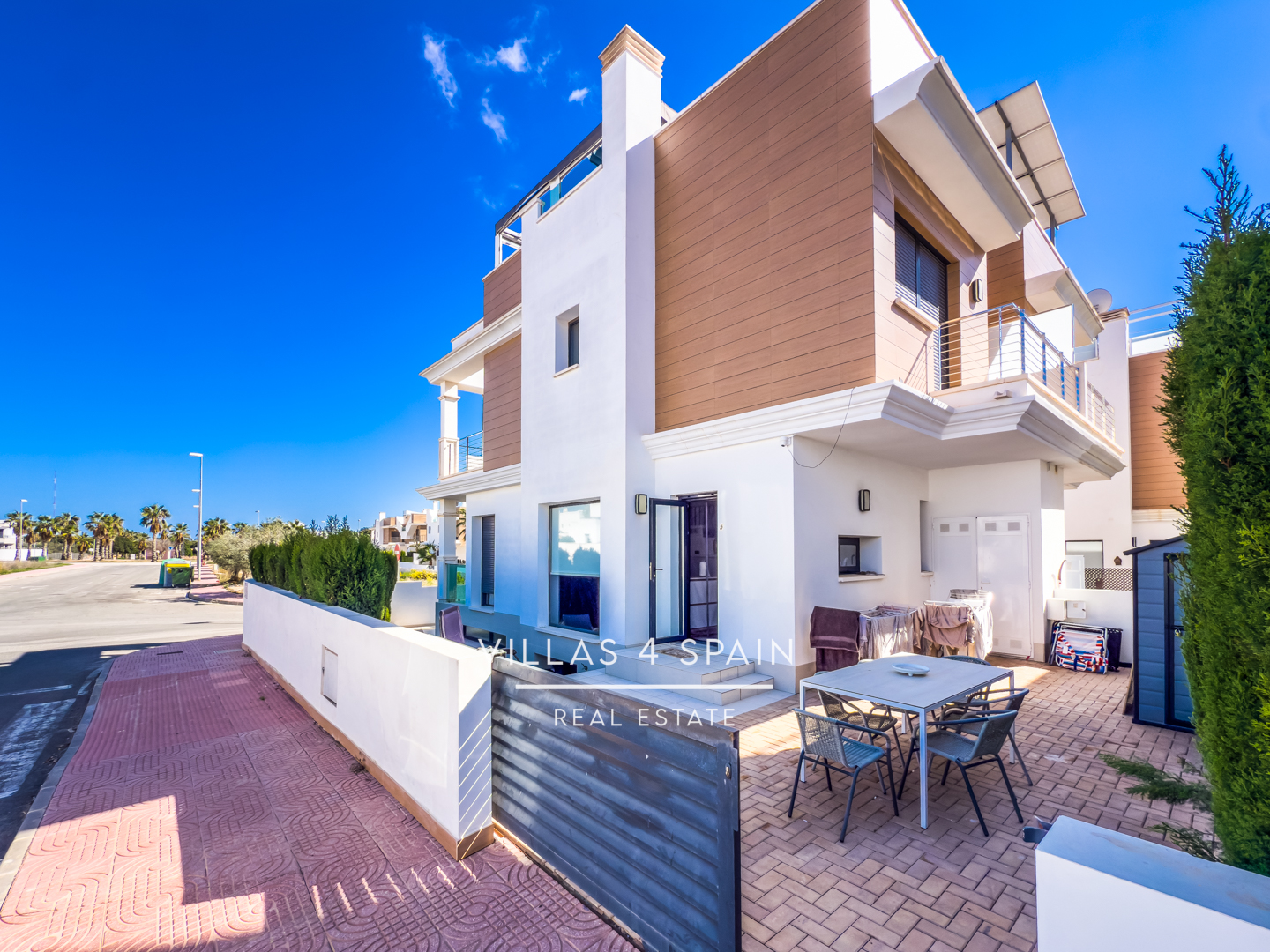 Resale - Copy: 3 Bedroom 3 Bathroom Corner Plot with Community Pool in Ciudad Quesada - Av. del Salvador - Alicante