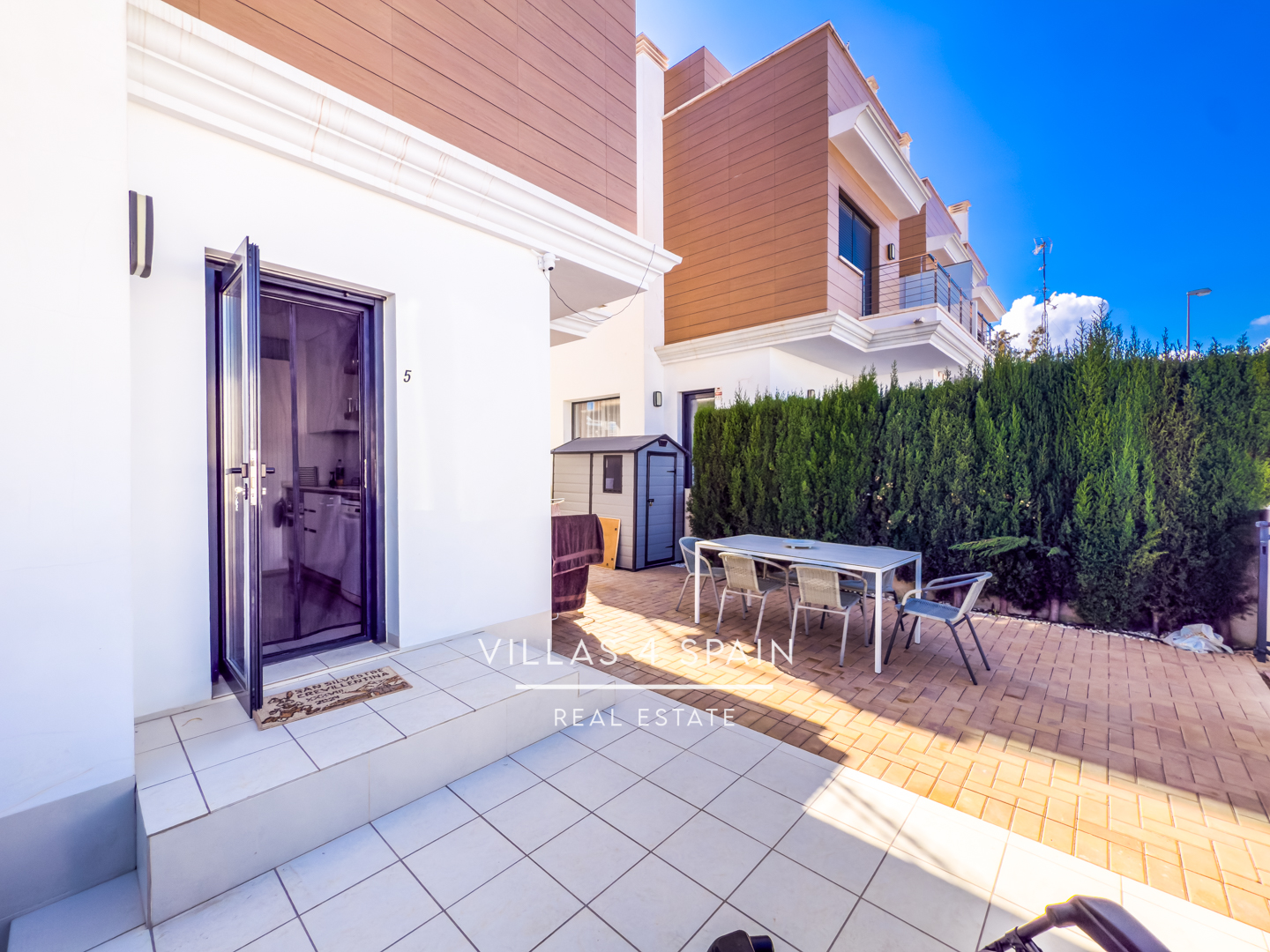 Resale - Copy: 3 Bedroom 3 Bathroom Corner Plot with Community Pool in Ciudad Quesada - Av. del Salvador - Alicante