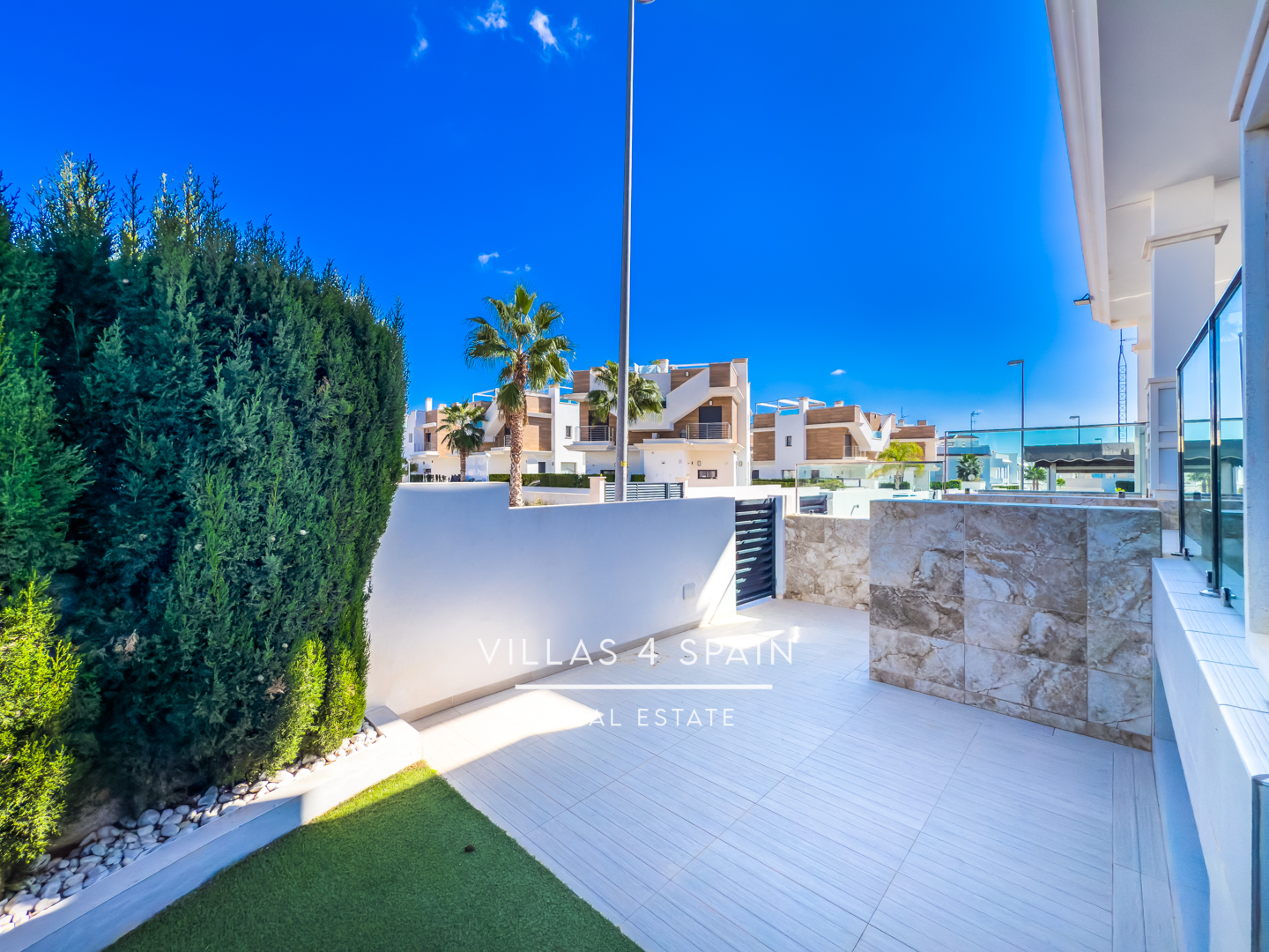 Resale - Copy: 3 Bedroom 3 Bathroom Corner Plot with Community Pool in Ciudad Quesada - Av. del Salvador - Alicante
