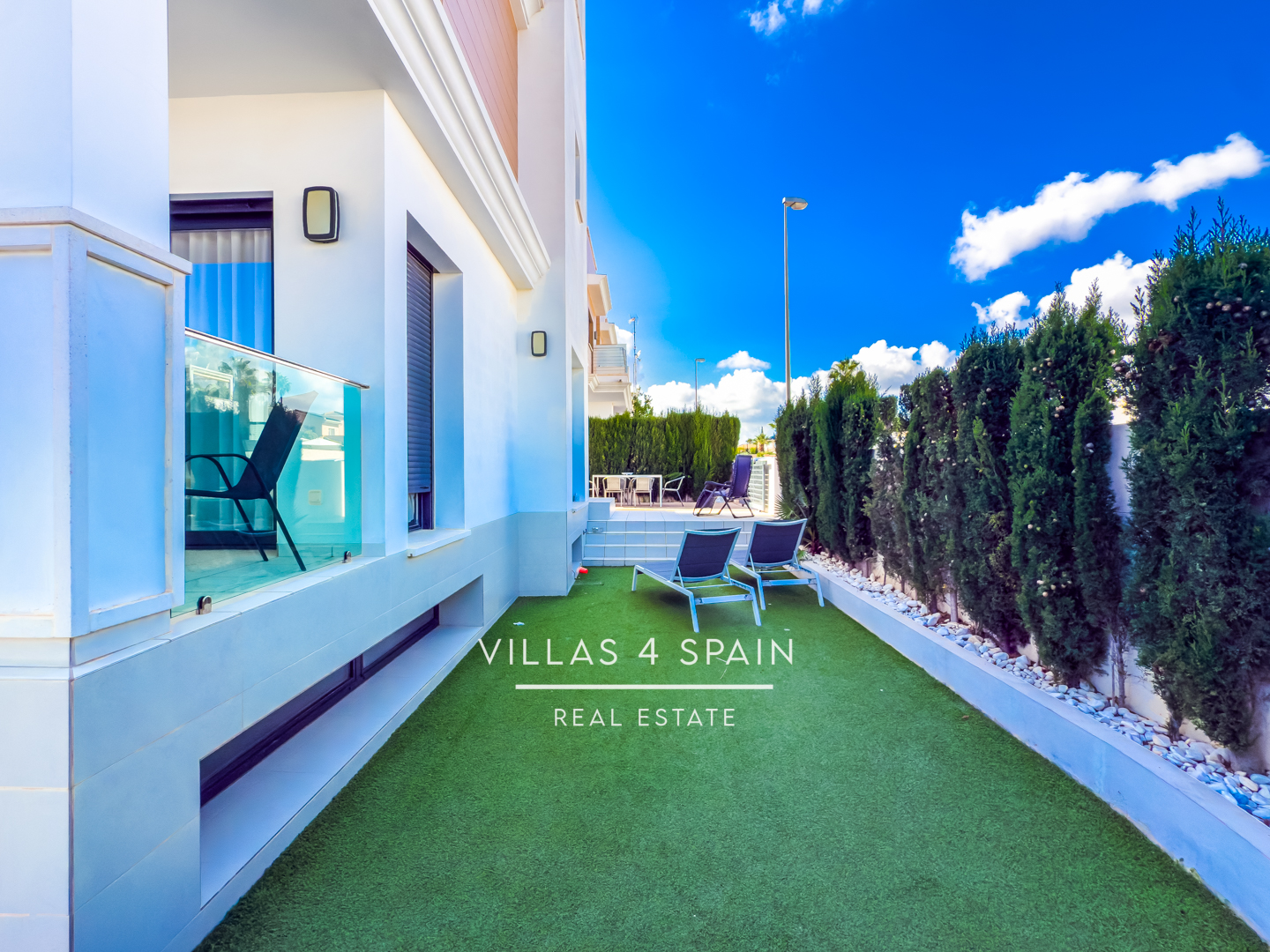 Resale - Copy: 3 Bedroom 3 Bathroom Corner Plot with Community Pool in Ciudad Quesada - Av. del Salvador - Alicante