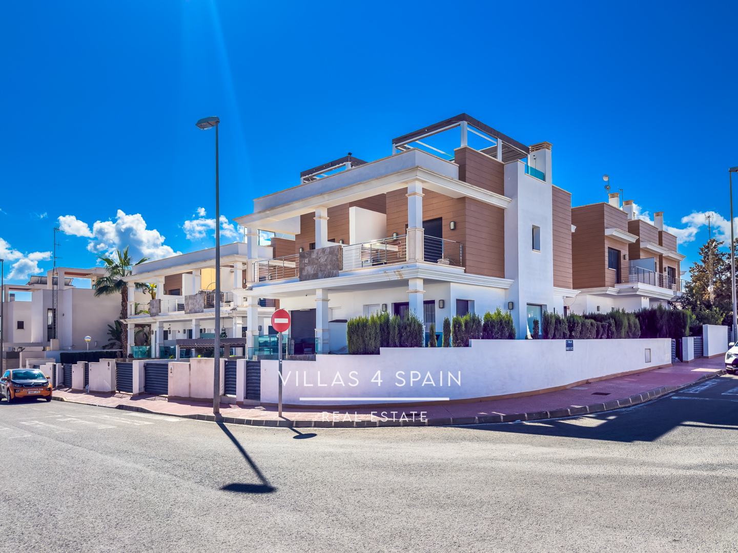 Resale - Copy: 3 Bedroom 3 Bathroom Corner Plot with Community Pool in Ciudad Quesada - Av. del Salvador - Alicante