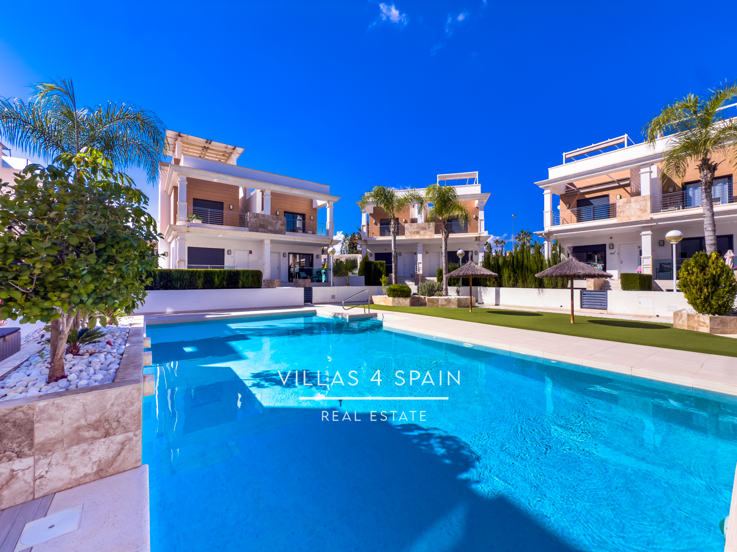 Resale - Copy: 3 Bedroom 3 Bathroom Corner Plot with Community Pool in Ciudad Quesada - Av. del Salvador - Alicante