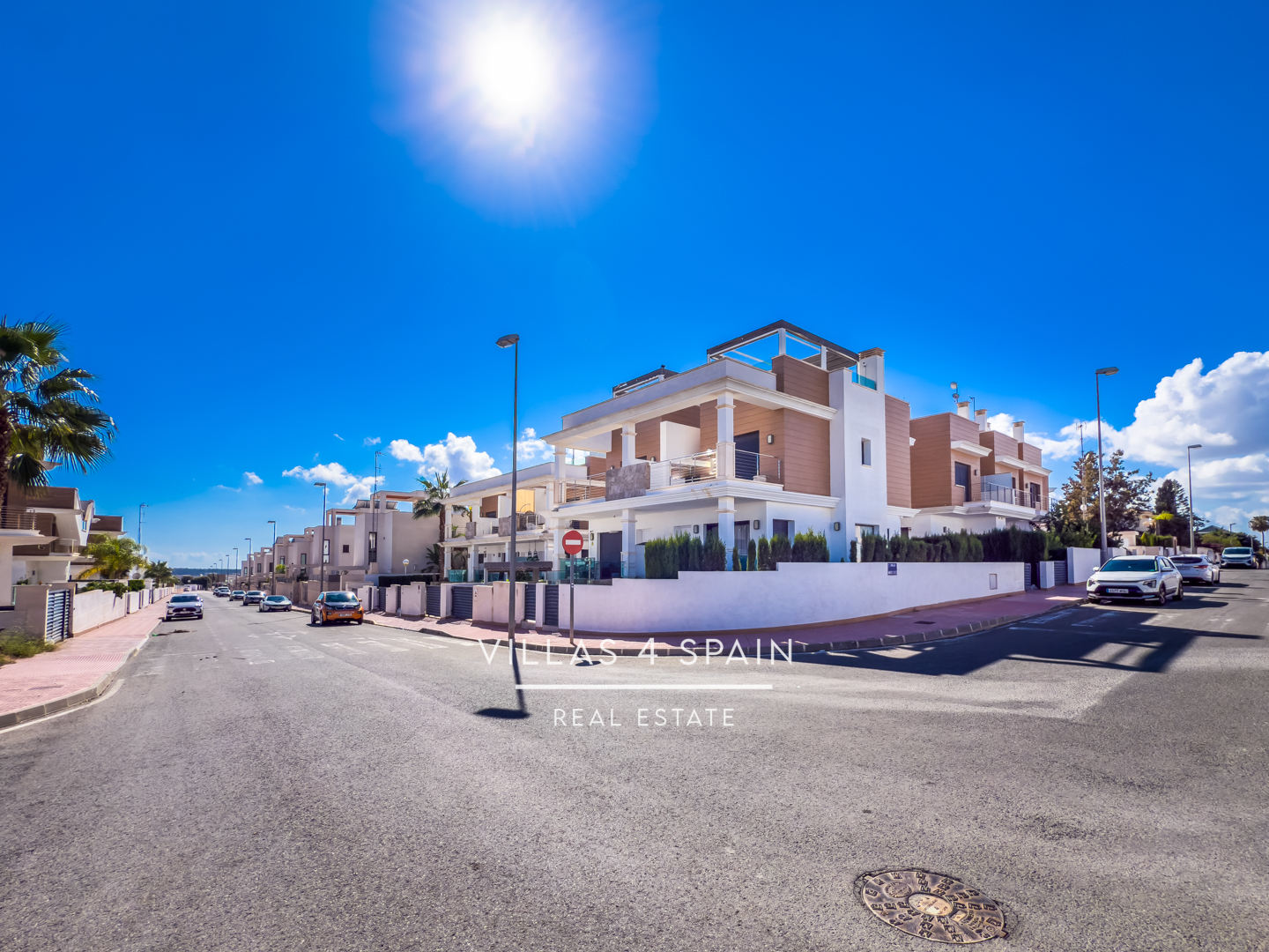 Resale - Copy: 3 Bedroom 3 Bathroom Corner Plot with Community Pool in Ciudad Quesada - Av. del Salvador - Alicante