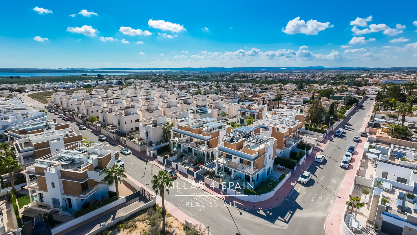 Resale - Copy: 3 Bedroom 3 Bathroom Corner Plot with Community Pool in Ciudad Quesada - Av. del Salvador - Alicante