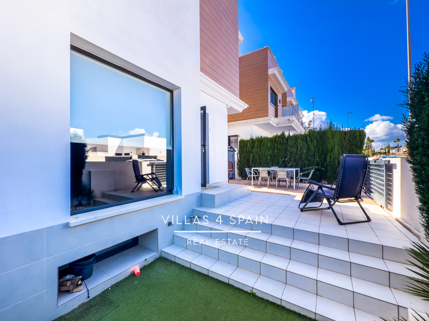 Resale - Copy: 3 Bedroom 3 Bathroom Corner Plot with Community Pool in Ciudad Quesada - Av. del Salvador - Alicante