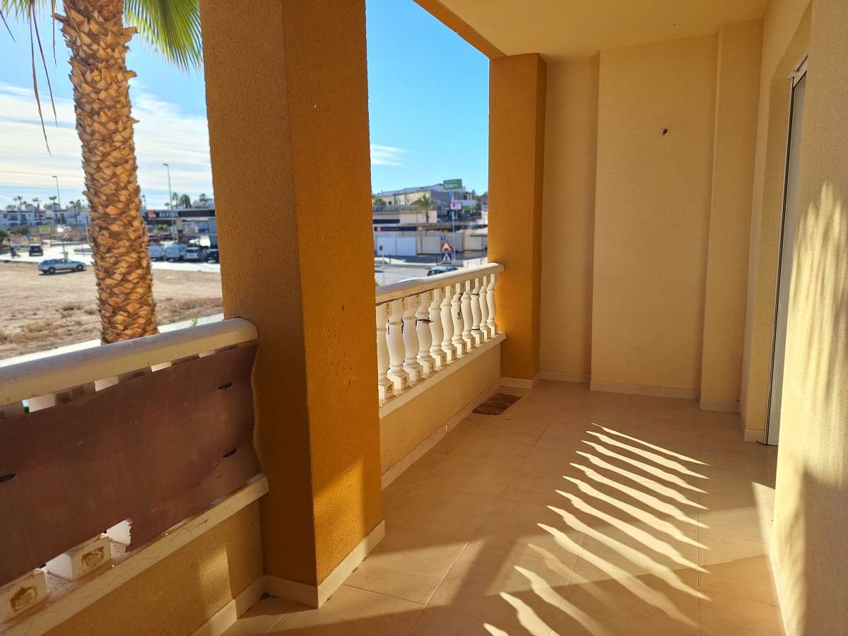 Resale - 3 Bedroom 2 Bathroom Apartment in Villamartín -  - Alicante