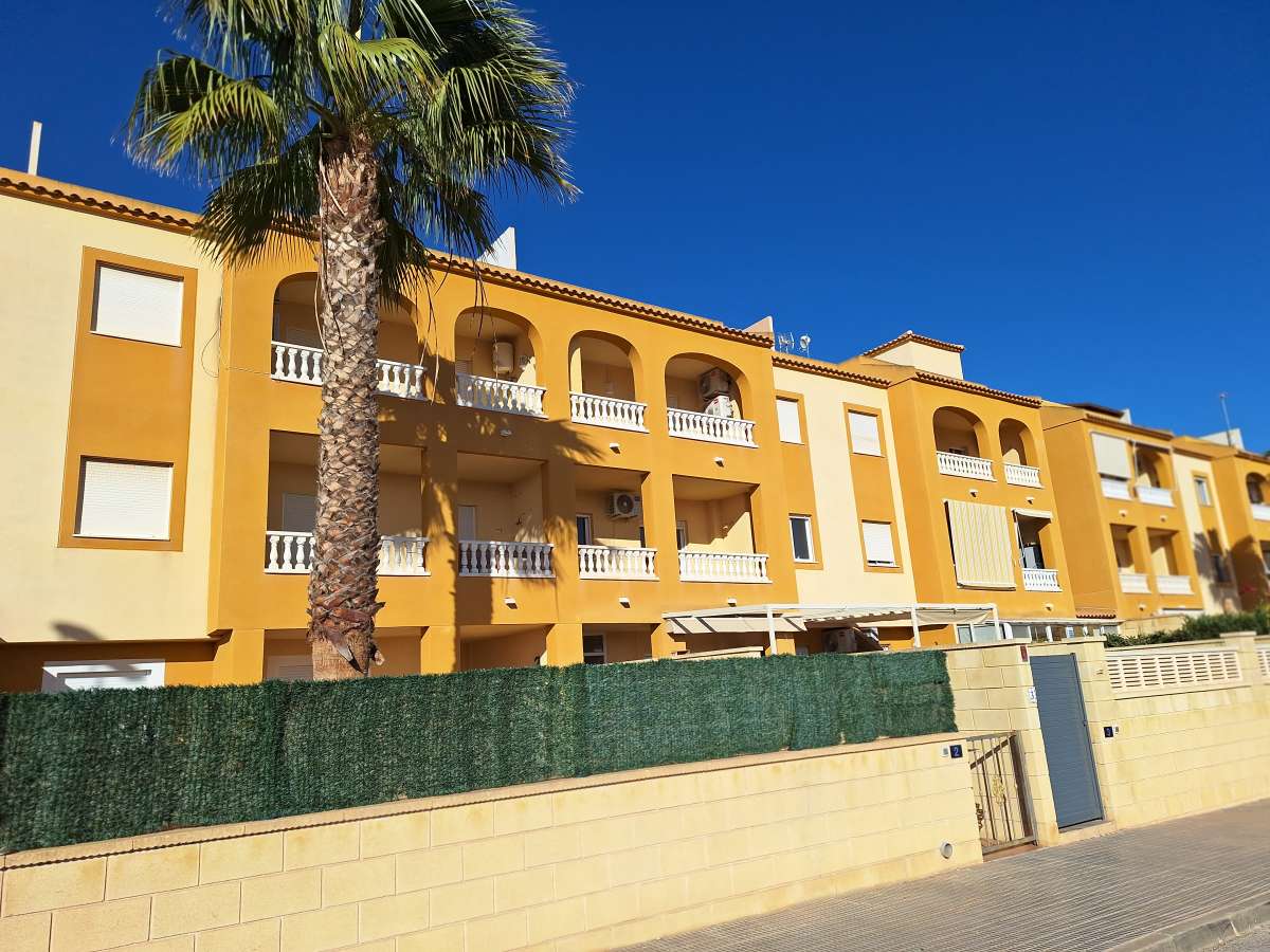 Resale - 3 Bedroom 2 Bathroom Apartment in Villamartín -  - Alicante