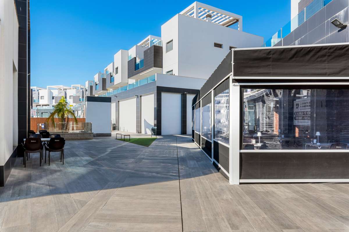 Resale - 2 Bedroom 2 Bathroom Apartment in El Raso -  - Alicante