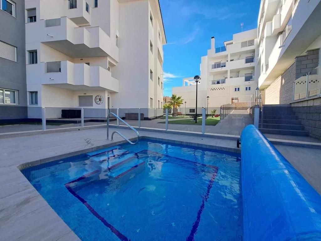 Resale - 3 Bedroom 2 Bathroom Apartment in Villamartín -  - Alicante
