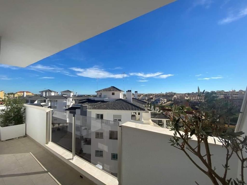 Resale - 3 Bedroom 2 Bathroom Apartment in Villamartín -  - Alicante