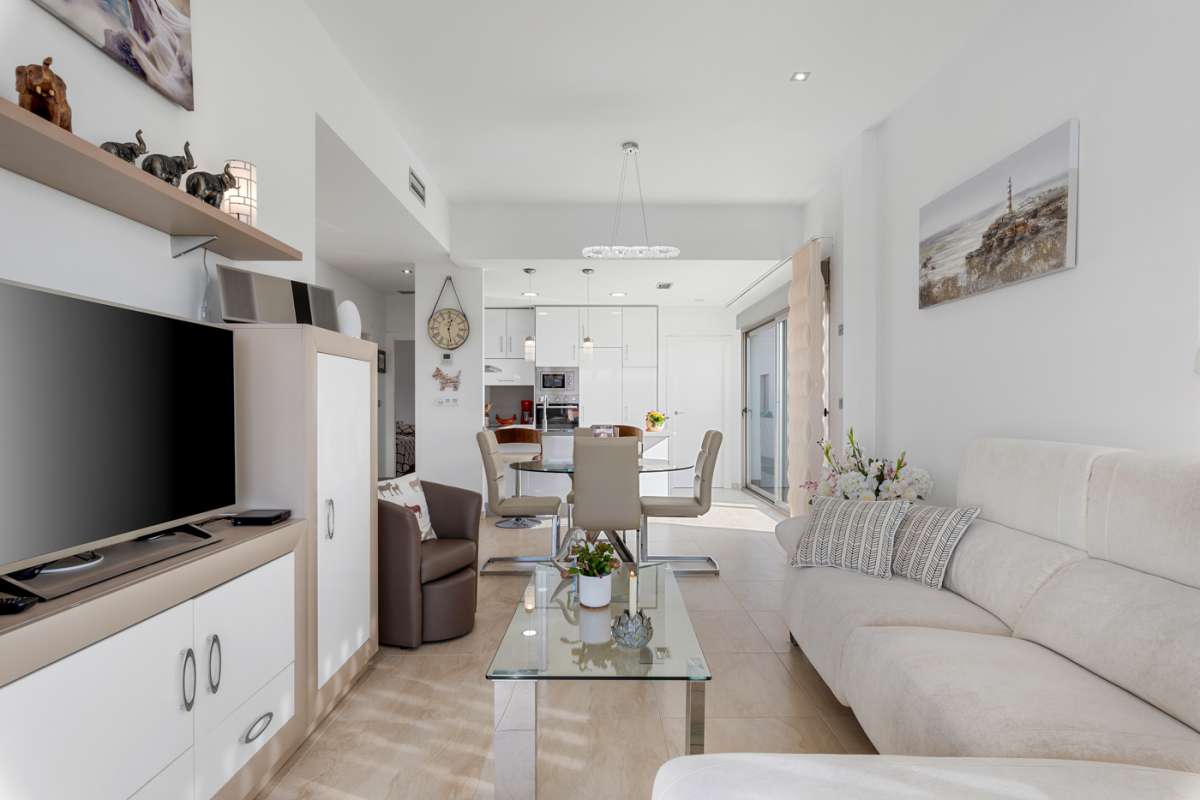 Resale - 3 Bedroom 2 Bathroom Villa in Villamartín -  - Alicante