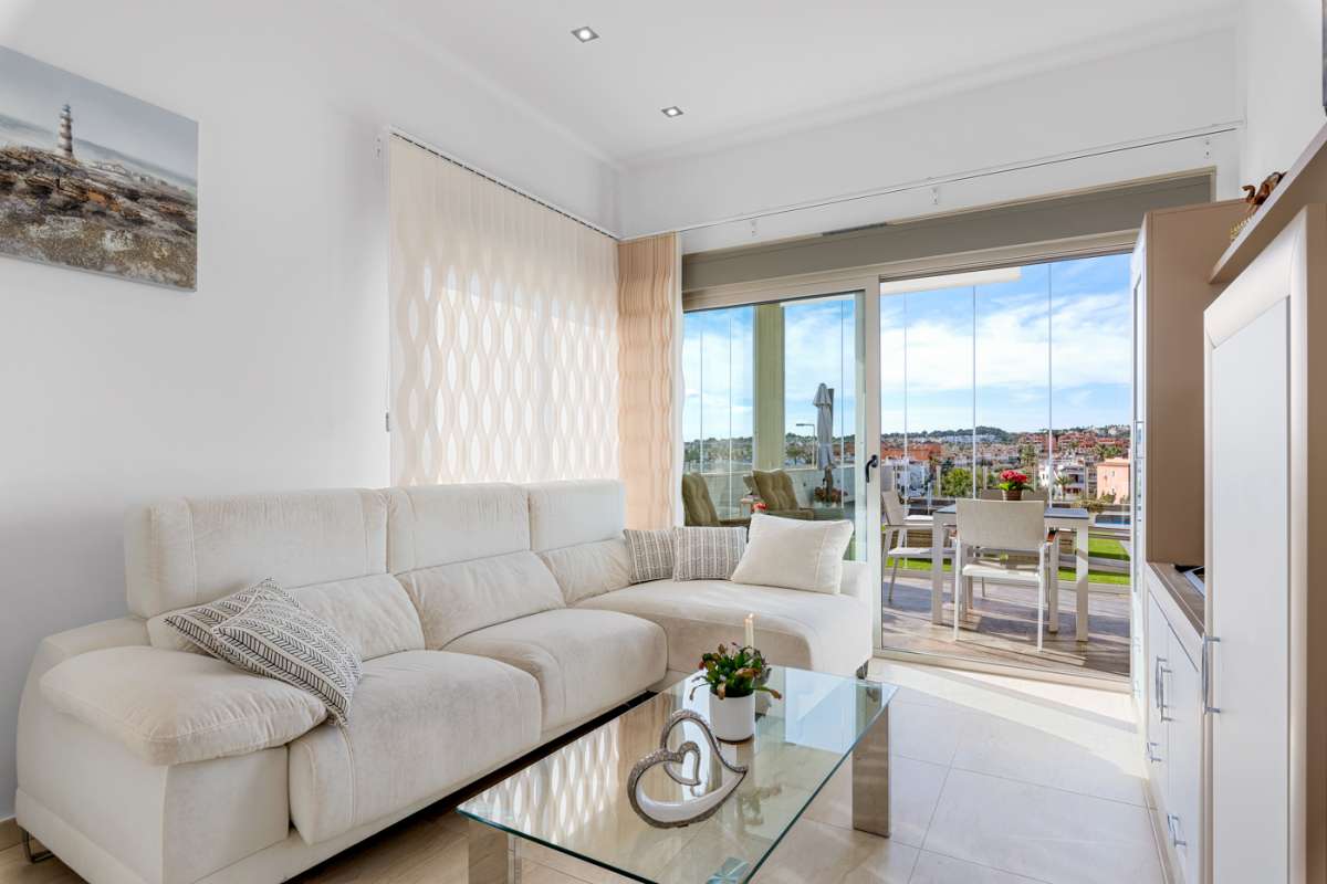 Resale - 3 Bedroom 2 Bathroom Villa in Villamartín -  - Alicante