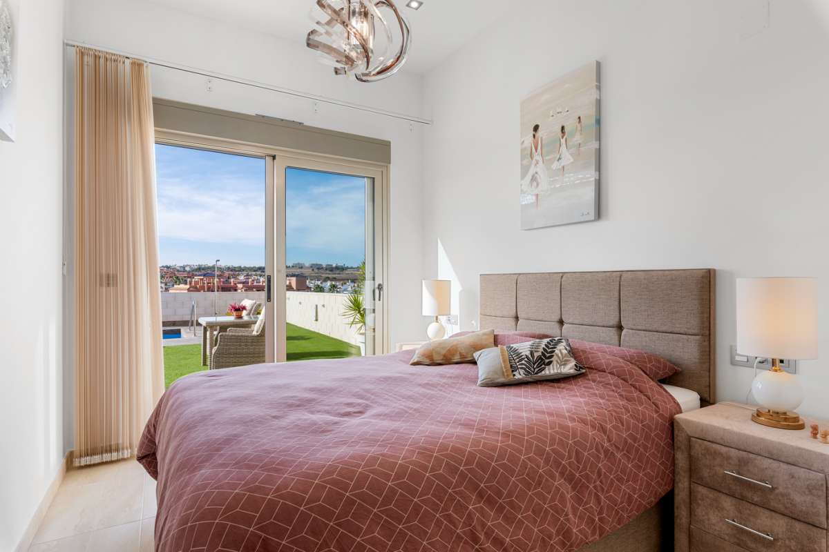 Resale - 3 Bedroom 2 Bathroom Villa in Villamartín -  - Alicante