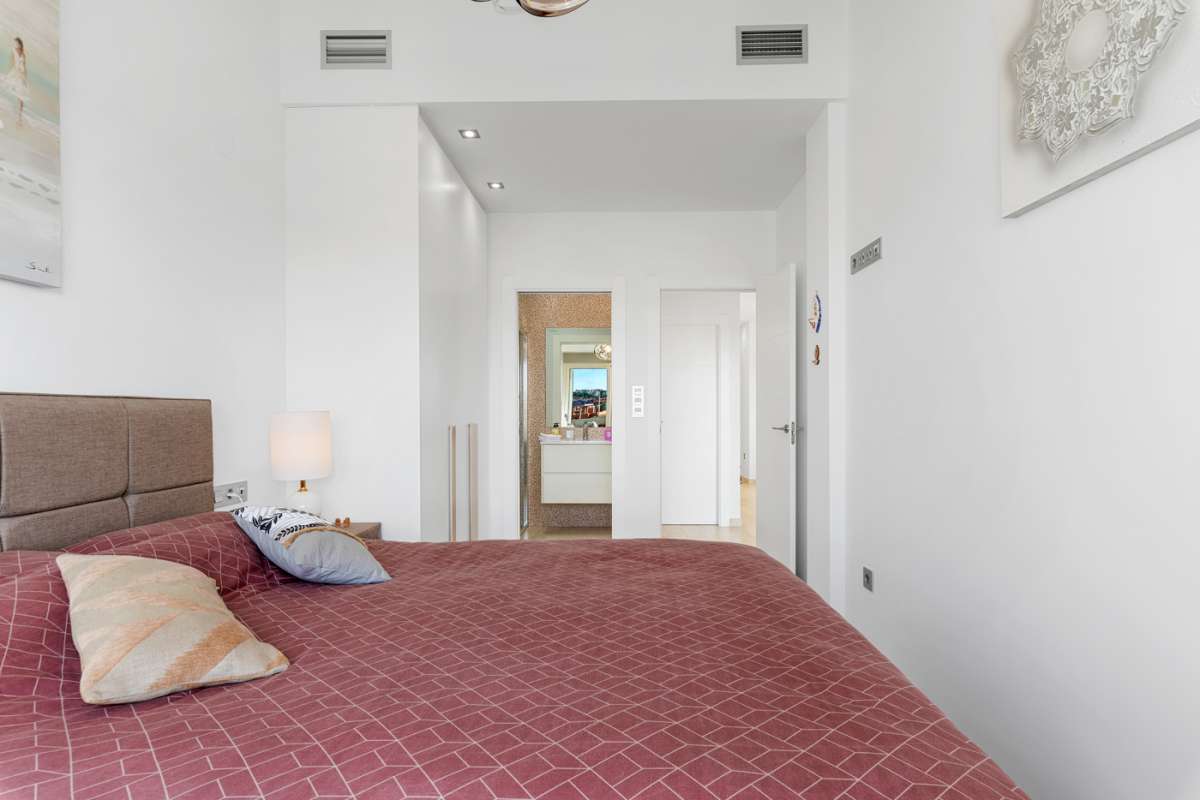 Resale - 3 Bedroom 2 Bathroom Villa in Villamartín -  - Alicante