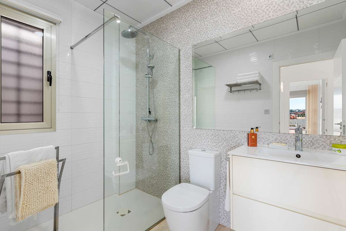 Resale - 3 Bedroom 2 Bathroom Villa in Villamartín -  - Alicante