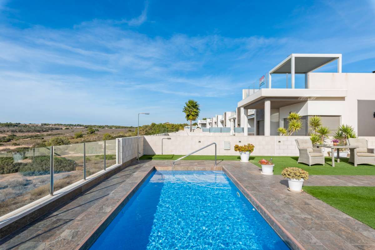 Resale - 3 Bedroom 2 Bathroom Villa in Villamartín -  - Alicante