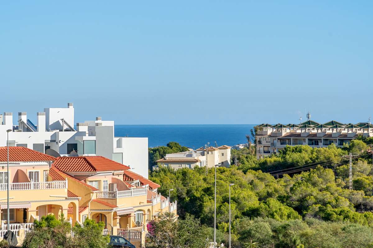 Resale - 3 Bedroom 2 Bathroom Apartment in Villamartín -  - Alicante
