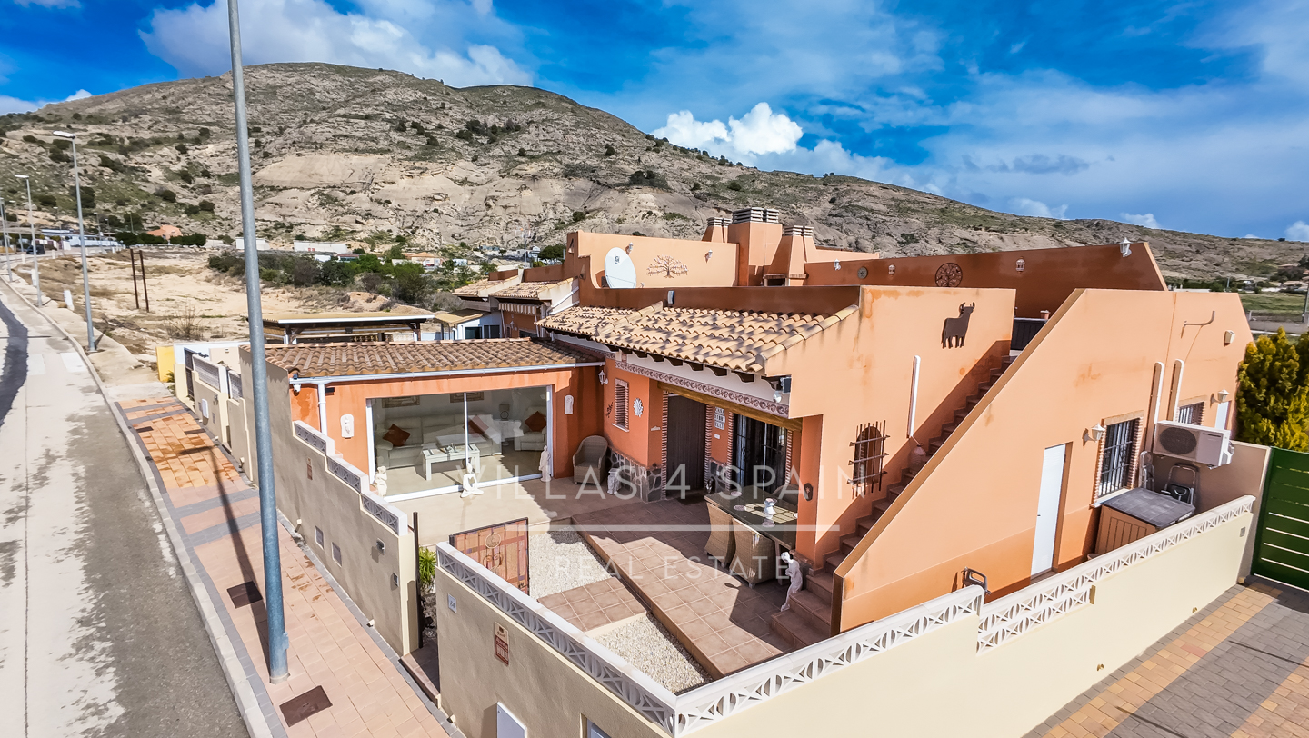 Resale - 2 Bed 2 bath villa with roof terrace & community pool in Fortuna - calle cam. de cieza  - Murcia