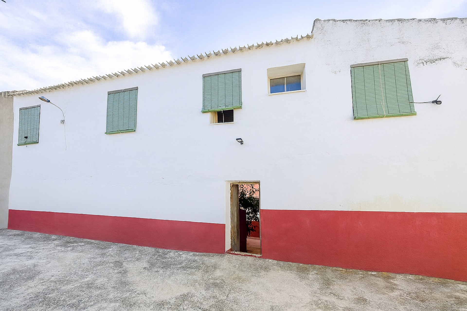 Resale - 9 Bedroom 2 Bathroom Semi-detached in Sax -  - Alicante