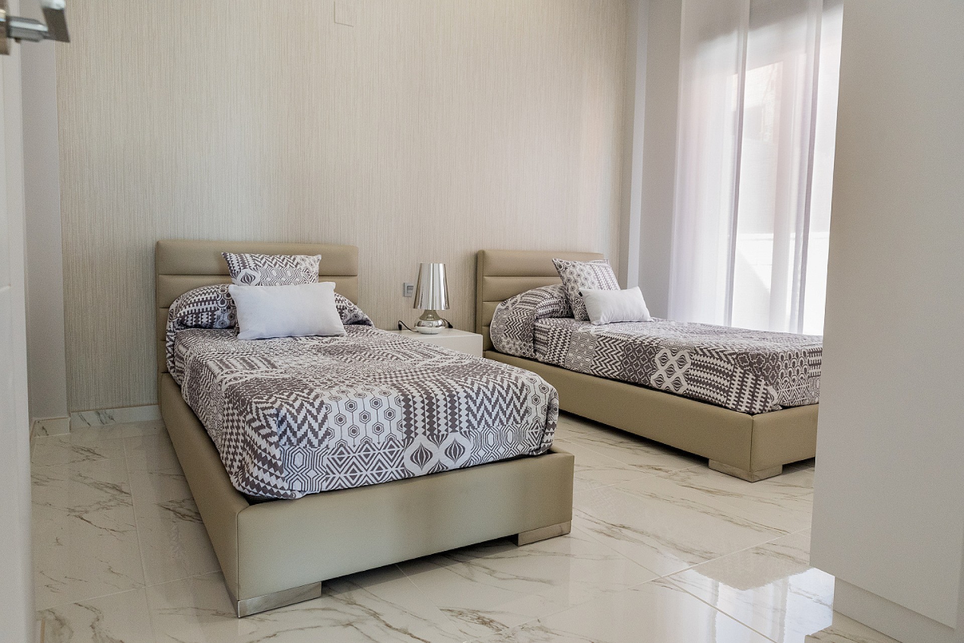 Resale - 3 Bedroom 2 Bathroom Villa in Villamartin -  - Alicante