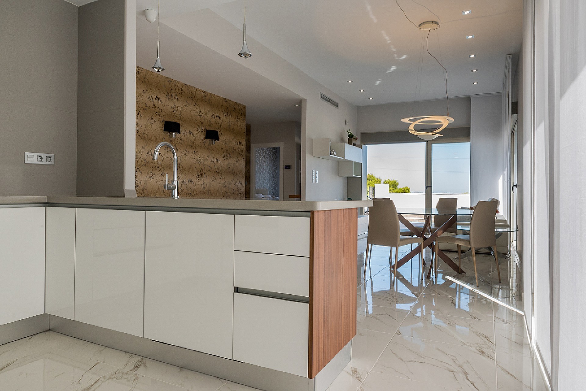 Resale - 3 Bedroom 2 Bathroom Villa in Villamartin -  - Alicante