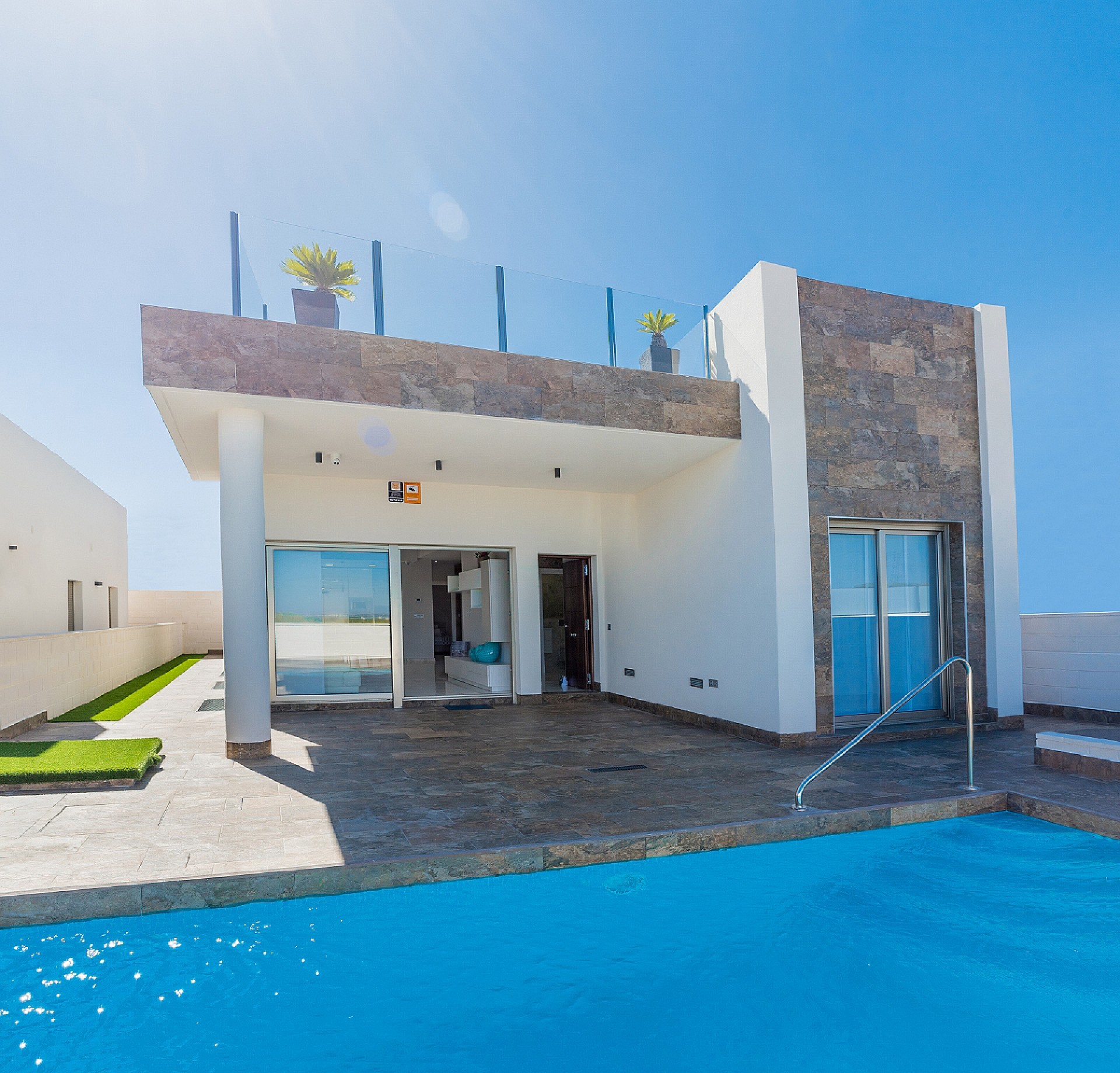 Resale - 3 Bedroom 2 Bathroom Villa in Villamartin -  - Alicante