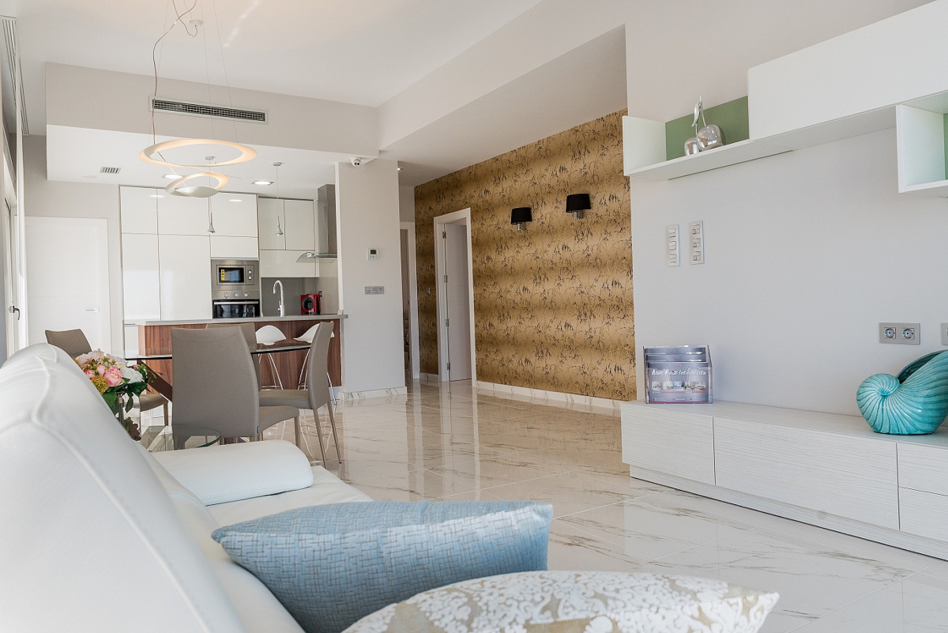 Resale - 3 Bedroom 2 Bathroom Villa in Villamartin -  - Alicante