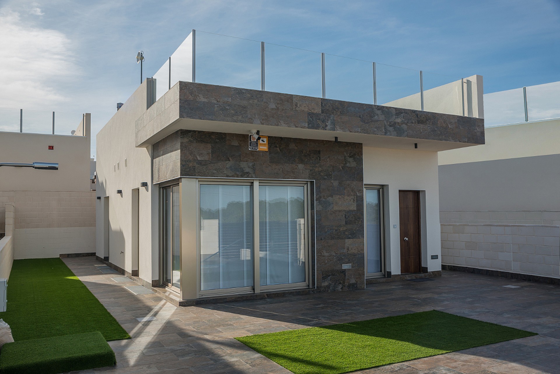 Resale - 3 Bedroom 2 Bathroom Villa in Villamartin -  - Alicante