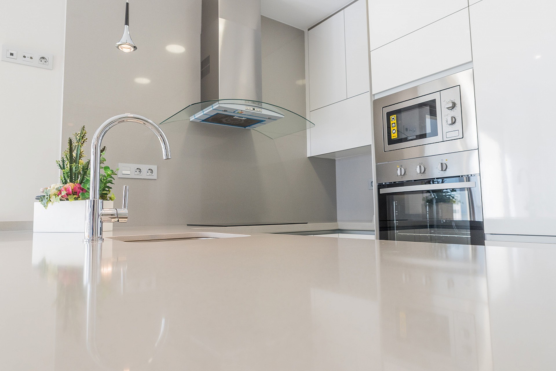 Resale - 3 Bedroom 2 Bathroom Villa in Villamartin -  - Alicante