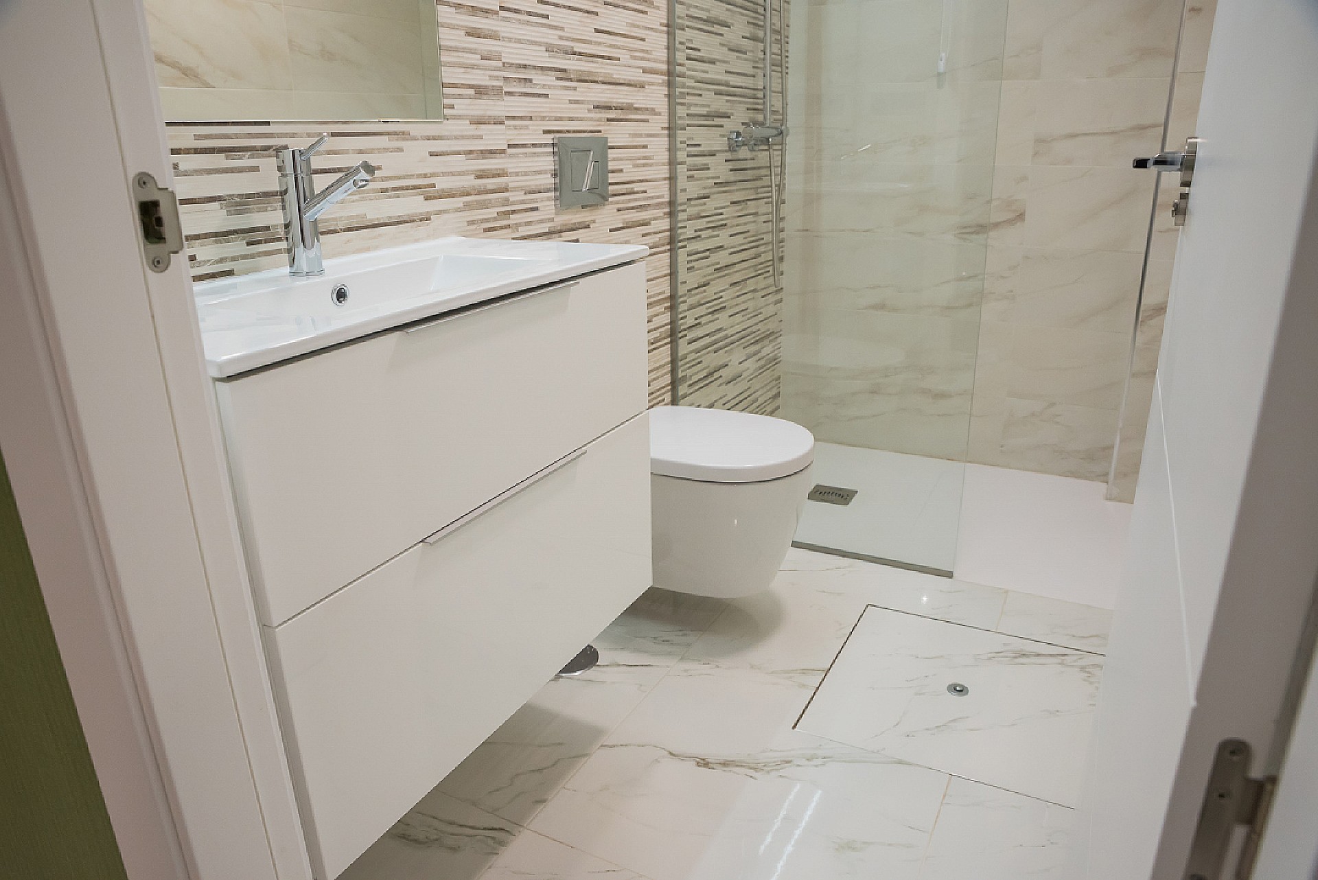 Resale - 3 Bedroom 2 Bathroom Villa in Villamartin -  - Alicante