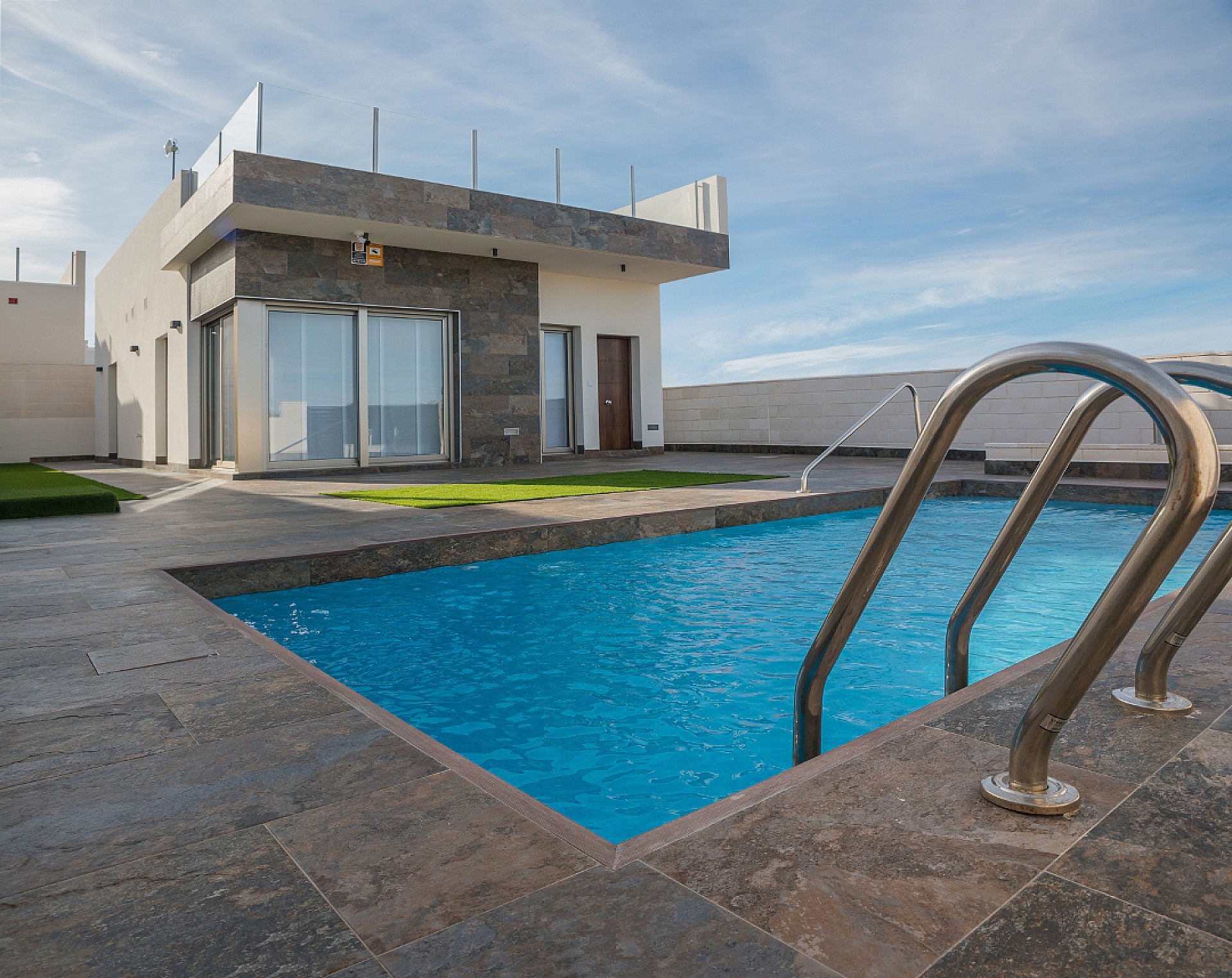 Resale - 3 Bedroom 2 Bathroom Villa in Villamartin -  - Alicante