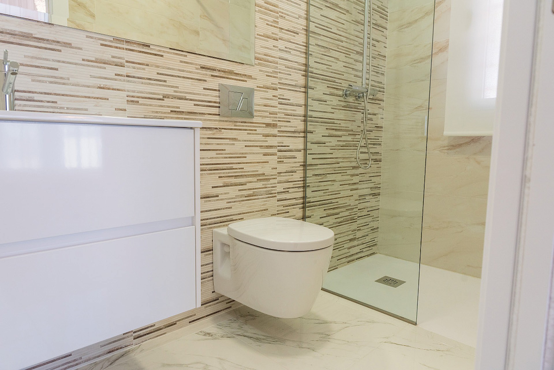 Resale - 3 Bedroom 2 Bathroom Villa in Villamartin -  - Alicante