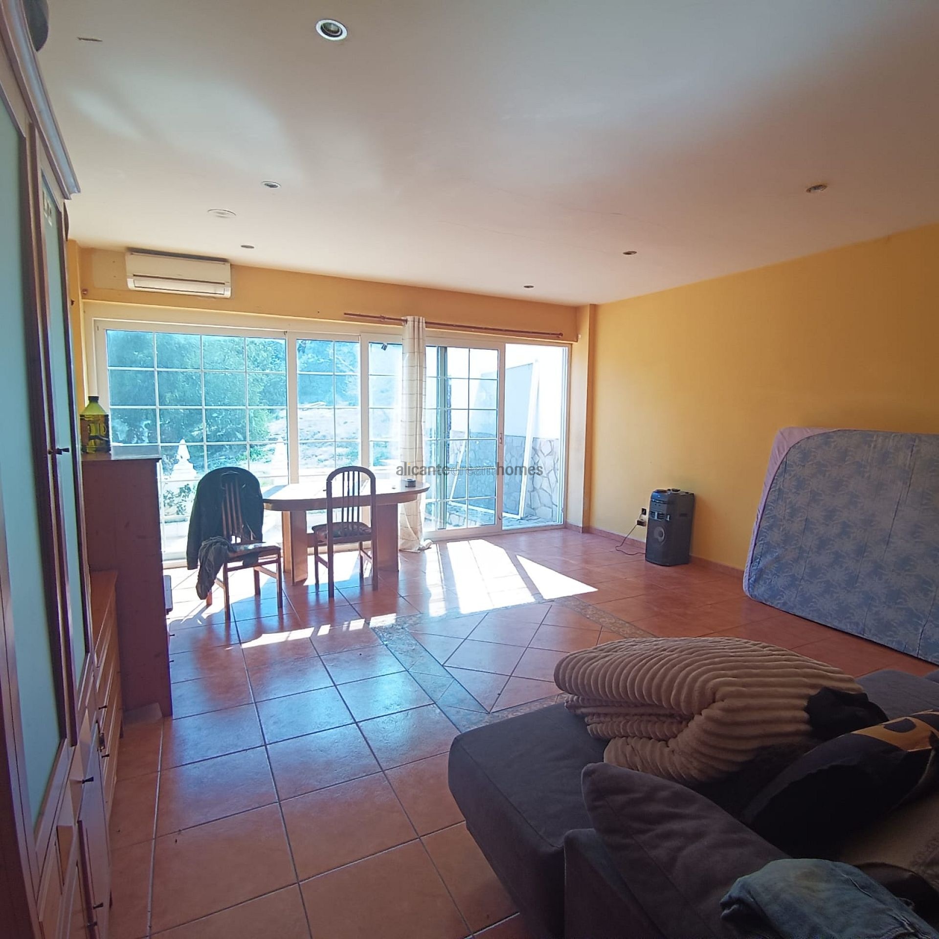 Resale - 6 Bedroom 3 Bathroom Villa in Elda -  - Alicante