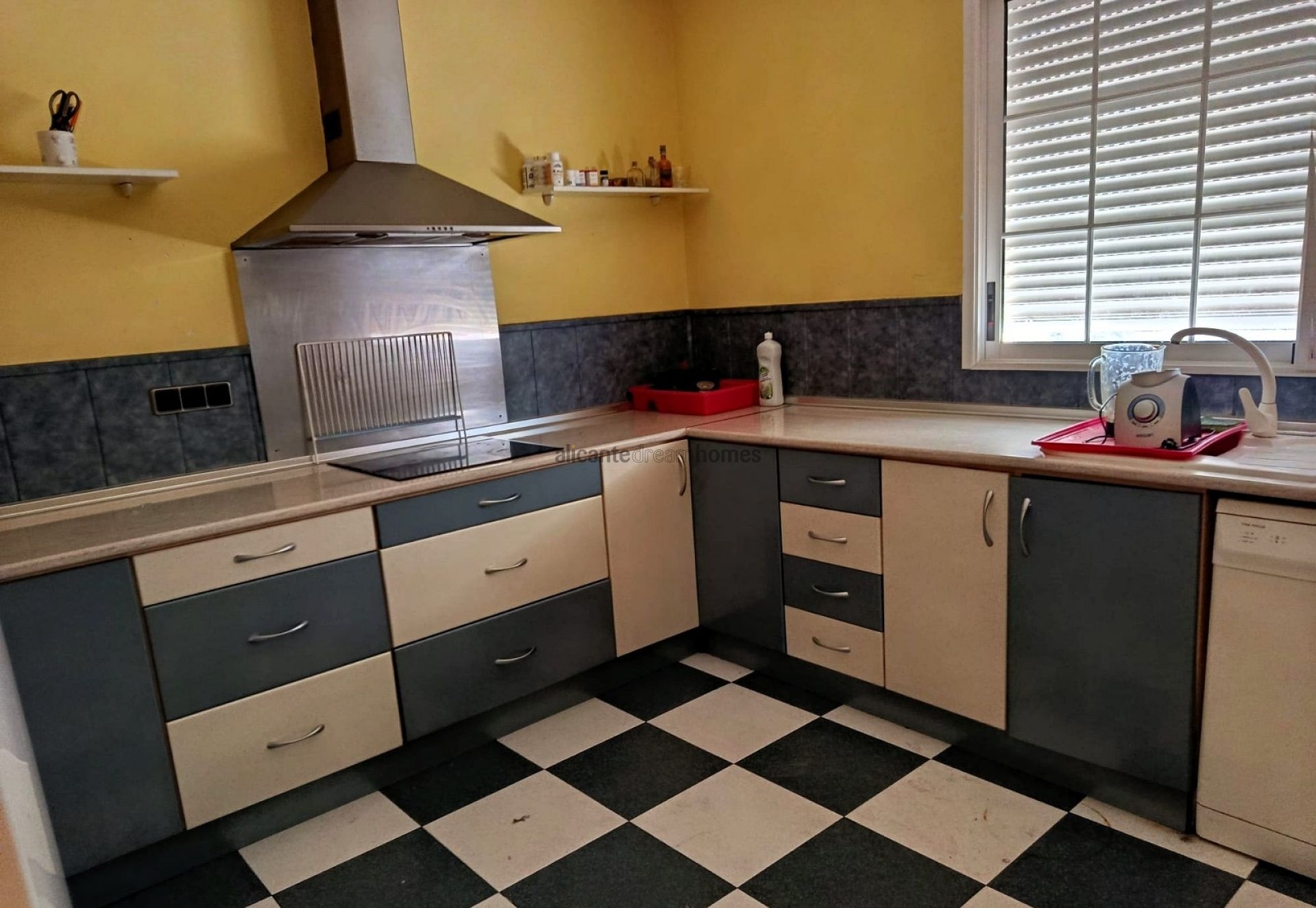 Resale - 6 Bedroom 3 Bathroom Villa in Elda -  - Alicante